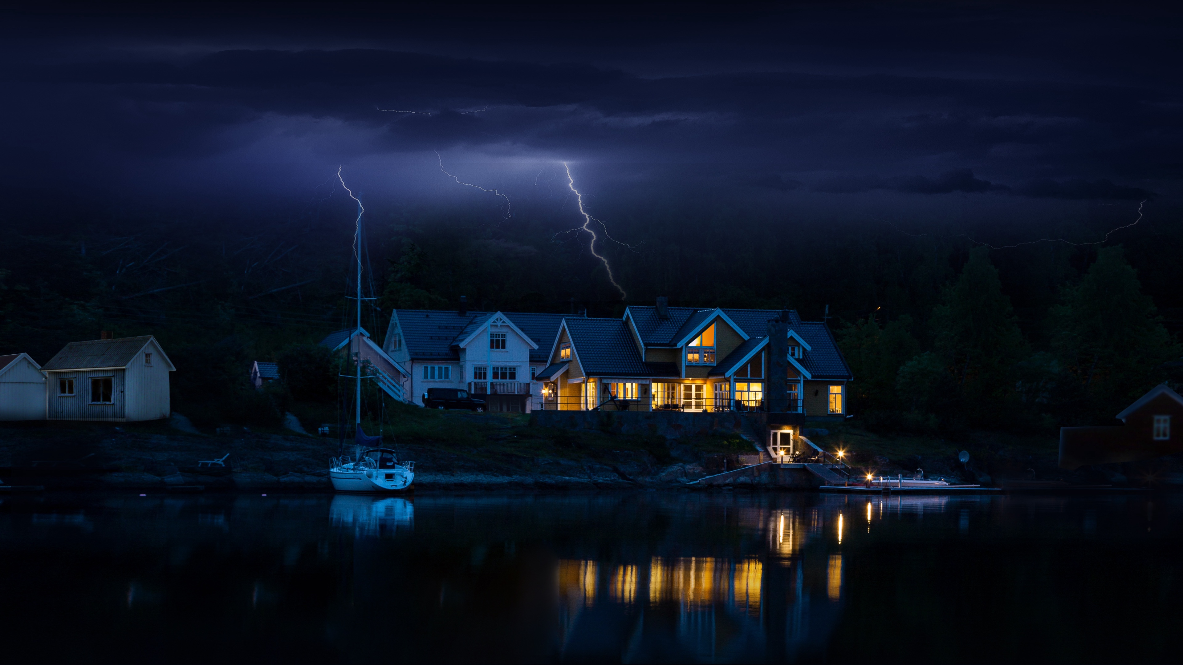 DELTA Pro's capacity starts at 3.6kWh. Enough for hours of heavy-duty use. It doesn't stop there either, expand all the way to an industry leading 25kWh by adding another unit, Extra Batteries and Smart Generators. That'll keep you going even during extended blackouts.